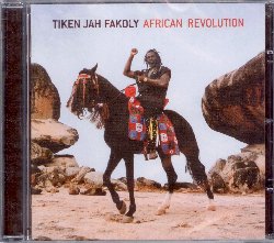 FAKOLY TIKEN JAH :  AFRICAN REVOLUTION  (WRASSE)

African Revolution  un punto di svolta radicale nella carriera di Tiken Jah Fakoly. Tiken Jah ha sempre corso i suoi rischi sfidando la disinformazione, diventando il portavoce di milioni di giovani Africani e seguendo il medesimo percorso di Peter Tosh e Bob Marley, 'la voce per quelli che non hanno voce'. Il suo nuovo album  esattamente quello che sintetizza il titolo: africano e rivoluzionario. Per prima cosa Tiken Jah Fakoly  rivoluzionario nel modo in cui lavora. Una sosta ai Tuff Gong Studios di Kingston, dove Bob Marley registrava i suoi album, era inevitabile per registrare le tre voci ritmiche: Glen Browne (basso), Marc Dawson (batteria) e Mickey Chung (chitarra). Ma dopo il lavoro continua a Bamako, nel Mali, nel suo studio, lo stesso gi utilizzato per registrare i suoi precedenti album ai confini tra reggae e 'blues mandingo' che lo hanno reso famoso in tutto il mondo. Le magiche sonorit di ngoni, kora, soukou (violino ad una corda) e balafon le avevamo gi apprezzate nei suoi precedenti album, ma in African Revolution riescono a catturarti l'anima. La pausa di riflessione di cinque anni a Bamako gli ha permesso di entrare a far parte della nuova generazione dei griot e di imparare i segreti dell'antica arte dei tradizionali cantastorie, riuscendo cos a concepire nuove sonorit per il reggae. African Revolution  una vera pietra miliare, non solo per Tiken Jah Fakoly, ma per la musica reggae in generale, un esempio di come le nuove generazioni possano riuscire a dare un nuovo volto all'amato ritmo in levare jamaicano. E, soprattutto, questo album trascende i generi musicali progettando inedite sonorit ancorate alla tradizione ma caratterizzate da una visione moderna. Un album che conferma come l'Africa sia sempre capace di affascinarci e sorprenderci.