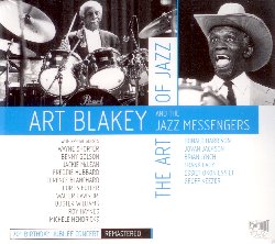 BLAKEY ART / JAZZ MESSENGERS :  THE ART OF JAZZ  (IN & OUT)

I Jazz Messengers del leggendario batterista Art Blakey erano considerati una sorta di università del jazz moderno. Generazioni di straordinari musicisti hanno fatto parte della band di Blakey prima di affermarsi definitivamente come solisti. Non meraviglia quindi il numero di stelle del jazz che si sono riuniti a Leverkusen il 9 ottobre 1989 per rendere omaggio al loro mentore, Art Blakey, in occasione del suo settantesimo compleanno. Wayne Shorter, Roy Haynes, Benny Golson, Freddie Hubbard, Terence Blanchard, Curtis Fuller, Walter Davis Jr., Jackie McLean, Buster Williams e Michele Hendricks hanno approfittato di quest'ultima opportunità per esibirsi con il grande batterista che sarebbe morto un anno dopo. The Art of Jazz è la testimonianza di questo straordinario concerto pubblicato oggi in occasione del 100° anniversario della nascita di Blakey. Queste registrazioni trasmettono perfettamente la gioia e l'atmosfera esuberante di quella serata speciale che conferma l'unicità di Blakey come batterista e come leader. Questa nuova edizione include anche un'intervista di quasi 13 minuti che l'organizzatore del concerto, Mike Hennessey, ha realizzato con Art Blakey nel 1976.