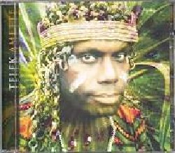 TELEK :  AMETTE  (SINGING FROG)

George Mamua Telek  uno dei pi rappresentativi musicisti dell'avanguardia musicale della Papuasia Nuova Guinea, un uomo di straordinaria profondit che, in alcune parti del mondo, viene considerato una vera e propria leggenda. Telek  nato e vive ancora oggi nel villaggio di Raluana, vicino alla citt di Rabaul, con sua moglie ed i suoi sette figli, convivendo con gli umori del vulcano Tavurvur che gi una volta, nel 1994, distrusse l'idilliaca citt sul Pacifico. Le canzoni e la voce affascinante di Telek toccano molti stili musicali, catturando perfettamente la fiera eredit della gente Tolai, il gruppo etnico che popola queste terre. Amette spazia tra canzoni tradizionali  'midal' (incantesimi magici) e 'malira' (magia d'amore), arrivando alla musica per strumenti a corde tipica di queste regioni: preziose miscele di chitarre ed ukulele raccontano le storie cantate con uno stile gospel/country con elementi contemporanei e ritmi melanesiani, arricchiti da sonorit influenzate da generi diversi che talvolta ricordano Bob Marley, altre i Beatles e adddirittura i Massive Attack. La musica di Telek schizza un ritratto del suo paese diverso dall'immagine che viene trasmessa dai media che considerano la Papuasia Nuova Guinea o come un paradiso tropicale oppure come un paese corrotto gestito da bande di criminali. Con storie universali che parlano dell'amore e della natura cantate in pidgin english (una lingua inglese 'elaborata' con termini e costruzioni prese in prestito dalla lingua locale) ed in kuanunin (il dialetto dell'area in cui vive Telek), la musica di Telek ha il grande pregio di essere allo stesso tempo esotica e sorprendentemente accessibile ad orecchi abituati al pop occidentale. Amette  un album che riserva all'ascoltatore molte sorprese, invitandolo ad intraprendere un meraviglioso viaggio nelle straordinarie e poco note terre circondate dall'oceano Pacifico.