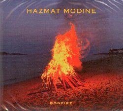 HAZMAT MODINE :  BONFIRE  (JARO)

Fondata nel 1998 dal musicista e cantante Wyde Schuman, Hazmat Modine  senza dubbio una delle band newyorkesi pi interessanti del momento. La formazione, che quest'estate ritorner a fare concerti in Europa, presenta Bonfire, il suo nuovo e attesissimo album. Come suggerisce il titolo Bonfire, in italiano fal,  un disco che evoca un'idea di purificazione e rinnovamento. I brani che Hazmat Modine propone sono stati scritti durante i desolati mesi della pandemia e sono poi stati perfezionati in spettacoli pop-up improvvisati al Central Park di New York City. Era il momento di sperimentare, perfezionare e ricostruire i muscoli. Bonfire  stato registrato nel distretto del Queens a New York City, un luogo in cui si parlano pi lingue che in qualsiasi altra parte del mondo e per questo il posto perfetto per una band che suona una miscela non convenzionale di stili musicali. Pezzi come Garden of Grievance e Too Fat to Fly sono critiche sociali incisive che spaziano tra il folk-blues degli anni '70 e il rocksteady, mentre Paulina e Late at Night sono commoventi storie dal sapore country che raccontano le difficolt che si incontrano nelle relazioni intime. All'esuberante band composta da voce, chitarre, armonica, batteria, percussioni, tuba, sassofono, tromba e trombone si  aggiunta la giovane violinista Daisy Castro, una stella luminosa dalla musicalit sbalorditiva. Bonfire  un disco di musica popolare dell'umanit, con canzoni che sono l'espressione di un mondo inquieto e insofferente in cui le persone hanno bisogno di sperare in qualcosa di bello.