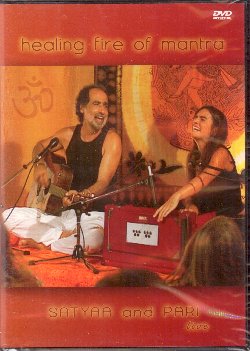 SATYAA & PARI :  DVD / HEALING FIRE OF MANTRA  (MEDIAL)

Compagni di lavoro, ma anche di vita, Satyaa e Pari si sono conosciuti in un Ashram di Lucknow, in India, dove entrambi erano andati alla ricerca del divino: da quel momento la vocalista francese ed il musicista greco, sono diventati un duo che ha regalato al pubblico splendide interpretazioni di canti devozionali della tradizione orientale. Il dvd Healing Fire of Mantra contiene una meravigliosa miscela di canzoni che Satyaa e Pari hanno cantato al centro Alexis Zorbas di Corf, in Grecia, nel 2006. Il dvd propone anche alcune scene private che ritraggono i due artisti nella loro casa mentre sono intenti a provare le loro musiche ed alcuni rari video da Lucknow, dove Satyaa e Pari si esibiscono al Satsang di Papaji. Ascoltare i potenti mantra contenuti nel dvd Healing Fire of Mantra  un viaggio interiore che permette all'ascoltatore di aprire il proprio cuore al fuoco sacro dell'Amore, della Libert e della Grazia Divina.
