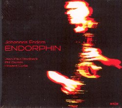 ENDERS JOHANNES :  ENDORPHIN  (YELLOWBIRD)

Johannes Enders  considerato uno dei migliori interpreti europei di sax tenore. Dicono di lui: Enders  un esperto strumentista (Down Beat Magazine), diversamente da molti altri giovani musicisti, Enders ha il suo suono (Cadence Magazine), la scoperta dell'anno (Jazz Life), uno dei pi importanti narratori del jazz di oggi (Jazz Podium). Con il suo quartetto formato da Jean-Paul Brodbeck (pianoforte), Phil Donkin (basso) e Howard Curtis (batteria), Enders (sax alto e tenore) presenta Endorphin, album dalle tante sfumature in cui i diversi elementi sono sapientemente tenuti sotto controllo, ma sempre garantendo all'atmosfera generale una buona dose di spontaneit. Ascoltando Endorphin si rimane colpiti dalla maestria di Enders nel suonare il suo strumento: il musicista ha uno stile personale in cui sono evidenti gli influssi di Stan Getz a John Coltrane. Tuttavia Enders non copia i suoi modelli, ma li suona in maniera originale, dando vita a qualcosa di totalmente nuovo. L'album propone otto originali del sassofonista tra i quali Endorphin, brano dai ritmi ascendenti e discendenti che alludono ad uno stato di beatitudine permanente. Vale la pena poi ricordare Memory Ship, pezzo di grande poesia e tenerezza e Captain Roland Kirk, composizione caratterizzata da sonorit pirotecniche, ovviamente dedicata a Roland Kirk. Endorphin  un album caratterizzato da un suono intenso, in cui ogni strumento  perfettamente mixato. Si sente l'influenza americana nelle melodie del sax di Enders, specialmente del soul jazz e del free Jazz degli anni '60. La musica  varia, a volte ruvida, altre dolce ed altre ancora energica, ma costantemente alimentata da un'incredibile finezza improvvisativa. Endorphin  un efficace antidoto allo zapping ed all'infotainment ed  la dimostrazine di come la buona musica possa essere un buon alleato contro la frenesia della vita moderna.
