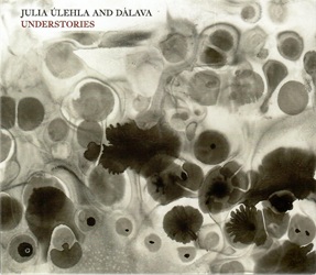 ULEHLA JULIA AND DALAVA :  UNDERSTORIES  (PI RECORDINGS)

Dalava, ensemble guidato dalla cantante Julia Ulehla e dal chitarrista Aram Bajakian (Lou Reed, John Zorn, Diana Krall), con Peggy Lee (violoncello) e Josh Zabot (violino), presenta Understories, il suo nuovo album profondamente evocativo che sfida i confini tra i generi. Intrecciando le tradizioni popolari morave con un approccio sperimentale e improvvisativo, Understories accompagna lascoltatore in un viaggio attraverso mondi sonori accattivanti. La maggior parte dei brani del repertorio dei Dalava trae ispirazione da una raccolta di canti popolari contenuti nel libro Ziva Pisen (Canto vivente), scritto dal bisnonno di Ulehla. Biologo ed etnomusicologo, Vladimir Ulehla (1888-1947) ha meticolosamente trascritto centinaia di canti popolari della sua citt natale, il villaggio moravo di Straznice, nella Repubblica Ceca sudorientale. In Understories Julia Ulehla mostra unineffabile affinit con questi canti e un legame vivo e radicato con la terra natale della sua famiglia. Figlia di un rifugiato della Cecoslovacchia comunista, nata in America, Julia guida le interpretazioni di queste trascrizioni secolari, assicurandosi che siano eseguite con rispetto non solo per la musica come manufatto storico, ma considerandoli come organismi viventi che raccontano la propria universalit metafisica.