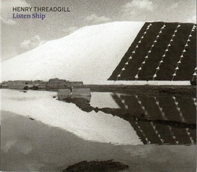 THREADGILL HENRY :  LISTEN SHIP  (PI RECORDINGS)

Listen Ship  lattesissimo nuovo capolavoro del compositore, vincitore del Premio Pulitzer, Henry Threadgill descritto dalla New York Review of Books come uno dei grandi romantici della musica americana e da sempre un ricercatore del sublime. Il nuovo lavoro del maestro  una suite per sei chitarre acustiche, suonate da Bill Frisell, Miles Okazaki, Brandon Ross, Gregg Belisle-Chi, Jerome Harris e Stomu Takeishi, e due pianoforti che utilizzano la sintassi intervallare unica di Threadgill, suonati da Maya Keren e Rahul Carlberg. Gli otto strumenti a corda si dilettano nei dettagli della musica con gesti complessi che si intrecciano per dare vita a un vero capolavoro. In Listen Ship, Threadgill riprende il concetto di chitarra e pianoforte che aveva esplorato per la prima volta nel suo album del 1994 Song Out of My Trees, in particolare nel brano Over the River Club: due dei chitarristi di quella sessione, Brandon Ross e Jerome Harris, sono presenti anche nel nuovo disco insieme a una band selezionata personalmente da Threadgill. Secondo Frisell: Henry ha chiaramente riflettuto molto sulla chitarra e su come le armoniche di diverse chitarre, vibrando insieme, possano creare questo splendido caleidoscopio di suoni. Listen Ship  una suite composta da 16 sezioni distinte caratterizzate da unorchestrazione precisa che evidenzia tutte le caratteristiche tipiche della musica di Threadgill: forme insolite, timbri inaspettati, contrappunti sfuggenti e ritmi dispari. Sebbene Threadgill non appaia come interprete,  chiaramente il capitano di questa nave: la sua direzione fornisce la base ritmica, conferendo alla suite una sensazione di tempo elastico che si propaga collettivamente attraverso lensemble.