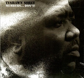SOREY TYSHAWN :  MEMBERS... DON'T!  (PI RECORDINGS)

�Members� Don�t!�, la nuova, straordinaria opera del celebre batterista e compositore Tyshawn Sorey, offre una coraggiosa reinterpretazione dell'album epocale di Max Roach, �Members, Don�t Git Weary�, collegando il suo messaggio di resilienza di fronte alle avversit� dell'attualit�. Registrato durante il turbolento anno 1968 � dopo gli assassinii di Martin Luther King e Robert Kennedy e in un clima di diffuse tensioni sociali � l'album di Roach fu un appello alla perseveranza nella lotta per la giustizia. Sorey affronta questa musica non come repertorio, ma come materiale vivo: qualcosa da rimodellare e reimmaginare per i nostri tempi turbolenti. Espande e rielabora il materiale attraverso una lente contemporanea, trasformando la musica in una suite di ampio respiro che trae ispirazione da opere sinfoniche e dalle composizioni estese di Charles Mingus. Registrato dal vivo al termine di quattro serate al Jazz Gallery di New York, il gruppo � Adam O�Farrill alla tromba, Mark Shim al sassofono tenore, Lex Korten al pianoforte e Tyrone Allen al contrabbasso � si muove con virtuosismo e ispirazione attraverso la precaria turbolenza della musica. In oltre novanta minuti, l'ensemble di Sorey accumula gradualmente intensit� prima di giungere al travolgente climax dell'album, offerto da un'interpretazione estatica della cantante Fay Victor: un'esortazione a rimanere saldi e a perseverare fino a quando il lavoro non sar� finito nei momenti di crisi e tumulto.