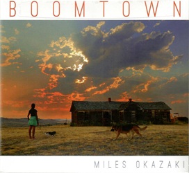 OKAZAKI MILES :  BOOMTOWN  (PI RECORDINGS)

�Boomtown� � il nuovo lavoro per grande ensemble del chitarrista e compositore Miles Okazaki. Segue �Miniature America� del 2024, descritto da Ethan Iverson come �assemblato meticolosamente, assolutamente fantastico da ascoltare e permeato da uno spirito generoso, persino spensierato�. L'idea per il nuovo album � venuta a Okazaki durante un viaggio in auto attraverso il Wyoming. A differenza di gran parte del suo recente lavoro con la sua band Trickster, spesso caratterizzato da precisi dispositivi meccanici guidati da ritmi intricati, �Boomtown� � ricco di gesti grandiosi: un viaggio che oscilla tra la desolata bellezza pastorale e la tumultuosa rovina che si addice a un paesaggio western. La musica racconta la storia di un'immaginaria citt� in rapida espansione: l'esaltazione delle speranze e dei sogni, e il suo crollo in un'anarchia distruttiva e nell'abbandono. Per evocare quella dualit� tra sublime e inquietante, Okazaki ha riunito un gruppo di dieci musicisti: i sassofonisti Caroline Davis, Jon Irabagon e Anna Webber, i trombonisti Jacob Garchik e Kalia Vandever, i bassisti Chris Tordini e Hannah Marks, il pianista Matt Mitchell, il batterista Dan Weiss e Okazaki stesso alle chitarre. Insieme, creano una musica che � a tratti intrisa di profonda bellezza e a tratti di minacciosa angoscia.