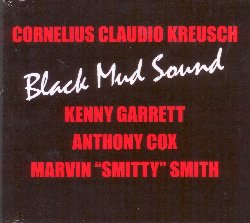 KREUSCH CORNELIUS CLAUDIO :  BLACK MUD SOUND  (EDITION COLLAGE)

Insieme all'uscita della nuova versione dal vivo registrata al Blue Note di New York con un band stellare, Edition Collage presenta una preziosa ristampa, in versione rimasterizzata, dell'album Black Mud Sound pubblicato nel 1994 da casa Enja. Con questo disco, il talentuoso pianista Cornelius Claudio Kreusch, al tempo ventiseienne, ha conquistato la scena jazz internazionale, imponendosi come uno dei suoi migliori e pi promettenti interpreti. Dopo aver terminato gli studi al Berklee College di Boston, nella met degli anni '90 Kreusch si  trasferito a New York, citt che sarebbe diventata la sua casa per i vent'anni a venire. Nella Grande Mela il musicista ha fondato uno strepitoso quartetto composto da veri giganti del jazz: il sassofonista di Miles Davis, Kenny Garrett, uno dei migliori bassisti del panorama jazz internazionale, Anthony Cox, ed il leggendario batterista Marvin 'Smitty' Smith. Dopo molti tour europei e tanti concerti nei pi importanti club di New York tra i quali il Blue Note ed il Knitting Factory, i quattro artisti si sono incontrati nel Systems Two Studio di Brooklyn per registrare il disco Black Mud Sound. In questo ambizioso progetto si  unito al quartetto in veste di special guest, l'interprete di sitar e cantante marocchino Hassad Hakmoun, famoso per la sua collaborazione con Peter Gabriel ed il Kronos Quartet. I 9 brani registrati, tutti originali di Kreusch tranne Mopti di Don Cherry, sono il manifesto dell'energia condivisa da questi 5 geni della musica e rappresentano la storia di un giovane musicista che  riuscito ad unirsi ad una cerchia di esperti veterani. Black Mud Sound, con ritmi dal gusto funky che fanno venire voglia di ballare,  considerato una delle migliori performance di Kenny Garrett ed  anche l'ultimo album di Marvin 'Smitty' Smith prima di iniziare ad esibirsi con la Tonight Show Band. Black Mud Sound  un disco davvero imperdibile che offre la performance straordinaria di una formazione che per l'energica interazione tra i musicisti  stata paragonata dalla critica al quartetto di John Coltrane.