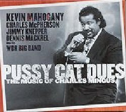 MAHOGANY KEVIN :  PUSSY CAT DUES (THE MUSIC OF MINGUS)  (ENJA)

mid-price - Dopo l'album Mingus di Joni Mitchell (che risale al 1979) la straordinaria musica di Charlie Mingus non  pi stata oggetto di attenzione da parte dei vocalisti.  Kevin Mahogany, riconosciuto come la pi importante voce maschile nel jazz contemporaneo, accetta la sfida e propone Pussy Cat Dues registrato insieme al sax alto di Charles McPherson (che suon con Mingus nel 1965), al trombone di Jimmy Knepper (con Mingus dal 1957 al 1961) ed alla batteria di Tennis Mackrel: con tutti questi ingredienti - l'inconfondibile musica di Mingus, gli arrangiamenti assolutamente originali, alcune improvvisazioni memorabili e soprattutto la vellutata voce di Mahogany - il risultato  un grande album di swinging jazz di elevatissima qualit.