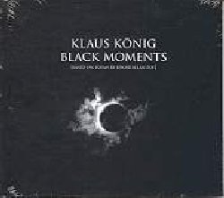 KOENIG KLAUS :  BLACK MOMENTS  (ENJA)

Dopo aver rimpiazzato la normale sezione ritmica jazz con un nuovo schema ritmico costruito da due chitarre (H.E.A.R.T. Project) ed aver successivamente esteso il suo nuovo concetto di ritmica jazz ad un'ensemble allargata, quasi una mini big band (Songs and Solos), con Black Moments - basato su poemi di Edgar Allan Poe - Klaus Knig porta il suo concetto ad un livello superiore inaugurando un nuovo genere musicale che si potrebbe forse definire dark jazz. Le fantesie oscure e macabre di Poe prendono forma in suggestive composizioni grondanti agonia e melanconia: le forme letterarie e la forza della poesia di Poe sono idealmente trascritte sul pentagramma di Knig per diventare musica. La straordinaria voce di Phil Minton insieme al coro della Schola Cantorum Virtualis, che contribuisce con un tocco di profondit storica, supportati dall'orchestra di Klaus Knig, propongono un album crepuscolare ed introspettivo largamente al di l dell'ordinario.