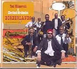 KITANOVSKI TONI & CHERKEZI ORCHESTRA :  BORDERLANDS  (ENJA)

La gypsy brass orchestra Cherkezi nasce da tre generazioni di musicisti appartenenti alla famiglia Rasid ed in particolare grazie all'opera del trombettista Cerkez Rasid. L'approccio con il jazz arriva tramite l'incontro con Toni Kitanovski, chitarrista e compositore, che riusc ad inserire nel progetto nuove sonorit provenienti dalla cultura afroamericana.  La forza di questa musica, che riesce a farci piangere e sorridere allo stesso momento, ingloba elementi culturali e musicali diversi. C' un riferimento alla tradizione facilmente percepibile che viene miscelato a nuove intuizioni ritmiche e melodiche. E' curioso come i classici suoni delle brass band gipsy possa ricondurci alle marching band di New Orleans; ed  proprio questa la giusta chiave di lettura del percorso artistico intrapreso. Borderlands  appunto un oltrepassare i confini, dirigersi verso nuove mete attraverso un itinerario musicale coerente. Sia si tratti di world music che di jazz i nostri artisti preferiscono descrivere la loro musica con una semplice frase: Music for Human Kind.