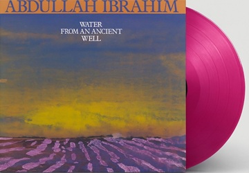 IBRAHIM ABDULLAH :  WATER FROM AN ANCIENT WELL (MAGENTA VINYL)  (ENJA)

Inserito nel libro 1001 dischi che devi ascoltare prima di morire edito da Universe Publishing, Water from an Ancient Well � una registrazione davvero imperdibile dello straordinario pianista e compositore sudafricano Abdullah Ibrahim, noto anche come Dollar Brand. Insieme ad una band eccellente formata da Carlos Ward (flauto alto), Ricky Ford (sax tenore), Charles Davis (sax baritono), David Williams (basso) e Ben Riley (batteria), Ibrahim (pianoforte) interpreta 8 suoi originali. Si tratta di uno di quei pochi dischi che vede Ibrahim scatenarsi con un gruppo jazz leggermente pi� grande del solito. Come lascia presagire la presenza di talentuosi musicisti, il set ha una profondit� che ricorda alcuni dei suoni pi� spirituali degli anni '70, come quelli che caratterizzavano etichette come Muse Records e Strata East. Il suono di Water from an Ancient Well, proposto per la prima volta in versione vinile, � piacevole e spigoloso, intriso della tradizione africanista dei primi lavori di Ibrahim, ma � addirittura migliorato da alcuni sorprendenti colpi di scena dei fiati. La tracklisti comprende capolavori come The Mountain, The Wedding, Sameeda e Mandela.