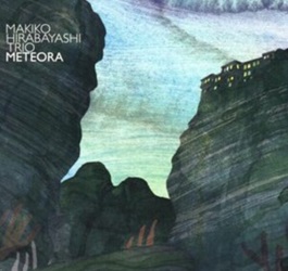 HIRABAYASHI MAKIKO :  METEORA  (ENJA)

Meteora  una famosa localit nel nord della Grecia in cui si trovano sei monasteri greco-bizantini costruiti intorno al XIV secolo: posizionati a oltre 600 metri di altezza, a seconda del tempo questi edifici sembrano caduti dal cielo o, in caso di nebbia, sospesi a mezzaria. La pianista giapponese Makiko Hirabayashi visit questo luogo durante un tour di concerti ad Atene e rimase immediatamente affascinata dal suo potere simbolico: unit isolate che tuttavia esistono in un contesto pi ampio, fragili e fluttuanti, ma allo stesso tempo saldamente radicate. Il nuovo e quinto album del trio dellartista nipponica, Meteora,  composto, come i monasteri della localit greca, da strutture apparentemente semplici che solo dopo ripetuti ascolti si rivelano come architetture complesse meditative e fugaci, ma allo stesso tempo permanentemente scolpite nella roccia. In Birds Ascending, attraverso luso di percussioni viene abbozzato un dipinto impressionista e scenografico, Chestnut Alley si apre con ritmi coinvolgenti, Meteor rappresenta una sorta di corsa verso il cielo e poi ci sono alcune splendide miniature improvvisate come The Door o Slip. Insieme a Klavs Hovman al basso e Marilyn Mazur alla batteria, Makiko Hirabayashi ha creato un disco libero e aperto alla creativit che racconta la bellezza rarefatta di un luogo magico, attraverso sonorit che aprono allascoltatore nuove prospettive musicali.