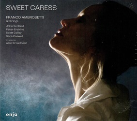 AMBROSETTI FRANCO :  SWEET CARESS  (ENJA)

Le ballate hanno un forte potere consolatorio e Sweet Caress, disco nato dalla collaborazione tra liconico trombettista svizzero Franco Ambrosetti e larrangiatore, due volte premiato con un Grammy, Alan Broadbent, ne  la dimostrazione. Dopo il loro primo incontro in occasione del disco Nora, Broadbent descrisse la collaborazione con Ambrosetti come due anime musicali che si ritrovano. Sappiamo tutti, dopo poche battute che suoniamo insieme, se c un legame. Si risuona insieme come un diapason, e da l nasce la musica. Il titolo dellalbum  la descrizione perfetta dellapproccio di Ambrosetti ad ogni nota che suona col suo flicorno. Supportato da un gruppo stellare formato dal chitarrista John Scofield, dal bassista Scott Colley, dal batterista Peter Erskine, dalla bravissima violinista Sara Caswell e da unorchestra di 29 elementi diretti da Broadbent, Ambrosetti propone allascoltatore una tracklist composta da quattro originali e quattro rifacimenti di opere da lui molto amate. Voglio esprimere le sensazioni che mi trasmette una ballata. E come Miles Davis, che inizi a suonare molte note con Charlie Parker. Anche lunghi assolo. Poi poi ha suonato solo poche note, ma quelle pi importanti. Ed  cos che voglio gestire una ballata adesso racconta Ambrosetti. Non resta dunque che abbassare le luci, immergersi nella quiete della notte, sorseggiare il nostro liquore preferito e lasciarsi andare alle note dolci e dorate di Sweet Caress.