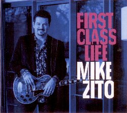 ZITO MIKE :  FIRST CLASS LIFE  (RUF)

Il blues-rock  una corda tesa e Mike Zito non ha mai smesso di stare in equilibrio su di essa. In una carriera che copre ormai due decenni, il musicista di St. Louis, nel Missouri, ha ampiamente dimostrato di saper fare del rock di prima classe, come ad esempio nel suo album del 2016 Make Blues Not War. Tuttavia la sua passione per il blues non lo ha mai abbandonato e nel suo nuovo progetto, First Class Life, Zito approfondisce la sua storia d'amore con questo genere musicale, il solo capace di rendere davvero giustizia alle sue storie che raccontano la vita umana. Dice l'artista: Le sonorit di Make Blues Not War erano piuttosto estreme e rock. Questa volta ho scelto di fare un disco blues. Il titolo dell'ultima pubblicazione del musicista americano  perfetto per un uomo che, avendo anche attraversato il tunnel della droga, sa bene cosa significa vivere momenti difficili. Il titolo riflette sia il mio passato che il mio presente. La mia  una storia di successo. Sono cresciuto in un ambiente povero a St. Louis. Oggi posso cantare le mie canzoni in tutto il mondo. Agli occhi dei miei connazionali che cercano la ricchezza soprattutto in cose materiali, io non sono un uomo ricco. Ma io la vedo diversamente. Ho una famiglia meravigliosa, sono pulito e posso vivere della mia musica. Dal suo debutto nel 1997, Zito ne ha fatta di strada: come ex membro dei Royal Southern Brotherhood ha scalato le vette delle classifiche americane e poi con i suoi album da solista, tra i quali Gone to Texas (2013), Keep Coming Back (2015) e Make Blues Not War (2016), ha raggiunto sempre maggiori successi personali. In First Class Life Zito si  concentrato, come mai prima d'ora, su argomenti di critica sociale come dimostrano l'intensa Time for a Change ed il lento blues di The World We Live In. Nell'album c' anche spazio per momenti pi personali come il brano Dying Day che, con un accattivante blues elettrico, offre a Zito l'occasione per una dichiarazione di fedelt eterna alla moglie. Si passa poi alla pi triste Old Black Graveyard che, con le note della chitarra che ricordano Jimi Hendrix,  uno struggente saluto ai caduti e non mancano momenti pi allegri come la meravigliosa Mama Don't Like Wah Wah nata dalla collaborazione con Bernard Allison che interviene in questo brano anche in veste di chitarrista. Con Mike Zito (chitarre, voce), Lewis Stephens (pianoforte, organo B3, Rhodes/Wurlitzer), Matthew Johnson (batteria) e Terry Dry (basso), First Class Life  un disco che non si limita a raccontare glorie passate e battute d'arresto: l'album guarda avanti dove si nascondono future vette da conquistare. Questo album, conclude Zito,  un ulteriore passo in avanti. Voglio che il mondo sappia che posso suonare questa musica con convinzione e stile.