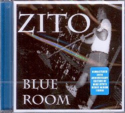 ZITO MIKE :  BLUE ROOM  (RUF)

Casa Ruf propone una bella ristampa di Blue Room, album di debutto di Mike Zito, ex membro della nota band Royal Southern Brotherhood, che ha lasciato a bocca aperta la scena blues degli anni '90, con brani che annunciavano l'arrivo di un talento davvero fuori dal comune. Ritorniamo dunque con la mente al 1998, quando un giovane artista tentava la fortuna in uno studio di registrazione. Blue Room ricorda Zito, ha segnato l'inizio della mia carriera di musicista. Cresciuto in un quartiere povero del Missouri, Zito ha cercato nella musica una via di fuga: inizi a lavorare in un negozio di chitarre, dove impar il mestiere e quando poteva si esibiva con varie band locali. Blue Room  nato dall'esigenza dell'artista di fare un salto qualitativo: diventare un solista e scrivere le proprie canzoni. Questo tipo di integrit artistica purtroppo si paga cara: con solo 1000 dollari in tasca per pagare lo studio di registrazione, Zito sapeva che aveva a disposizione solo un tentativo per realizzare il suo primo disco. Ricorda il musicista: L'album  stato registrato in un giorno, tutte le canzoni sono live, senza overdubs, perfino le parti vocali. La sera prima avevamo suonato in un club di St. Louis fino alle sei di mattina e poi alle nove in punto siamo andati in studio. Abbiamo portato con noi delle birre e praticamente non abbiamo dormito. Ascoltando oggi Blue Room si pu ancora percepire tutta l'energia di un musicista che stava realizzando il suo sogno. Mentre nei testi dei suoi progetti successivi, Zito tratta temi pi impegnativi come l'astinenza da droghe o la solitudine, nel suo album di debutto c' un giovane uomo che si gode la vita al massimo. Blue Room  stato l'album del cambiamento per Zito e le sue musiche irriverenti sono una vera boccata d'ossigeno per chiunque le ascolti.