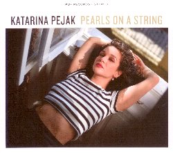 PEJAK KATARINA :  PEARLS ON A STRING  (RUF)

Con Pearls on a String, la cantante, tastierista e cantautrice nata a Belgrado, Katarina Pejak propone la sua terza pubblicazione per casa Ruf Records. Mentre il suo disco di debutto del 2019, Roads That Cross,  stato registrato presso lo studio Marz di Mike Zito, in Texas, le sessioni di questo nuovo progetto sono state realizzate in Francia, dove si  trasferita da diversi anni la musicista il cui marito, Romain Guillot, ha svolto il ruolo di co-produttore e tecnico del suono. Al suo fianco Pejak ha voluto una band di tre elementi, composta dal chitarrista Boris Rosenfeld, dal bassista Sylvain Didou e dal batterista Johan Barrer. Ci sono anche due ospiti speciali: la chitarrista californiana Laura Chavez che si esibisce nella traccia di apertura e Dana Colley, la sassofonista del gruppo rock alternativo Morphine, che fa la sua apparizione nel pezzo jazz intitolato Woman. La tracklist propone 10 brani originali oltre a 2 cover: il classico dei Pink Floyd Money scritto da Roger Waters e Honey Jar della band statunitense The Wood Brothers. Racconta Pejak: La mia versione di Money  stata divertente da registrare perch possiede un tocco ironico e inquietante che, si spera, metter in discussione il messaggio della canzone. E Honey Jar  semplicemente una bellissima canzone che adoro suonare. Per quanto riguarda i temi degli originali scritti dallartista, Pejak sottolinea che si tratta di dire addio al passato, mettere in discussione con gioia lamore e le relazioni e godersi ci che abbiamo. Dopo un periodo in cui abbiamo iniziato a scrivere le nuove canzoni senza riuscire a finirle,  stato come se si fosse rotto un argine: dopo aver ultimato la traccia che d il titolo al disco gli altri brani hanno iniziato semplicemente ad arrivare. Continua Pejak: Ci che distingue questo album dai miei precedenti  che lho prodotto io stessa con il contributo della mia band e di Romain. Ho avuto assoluta libert di arrangiare le canzoni e decidere quale atmosfera mettere al centro di ogni canzone, ma con questa libert  arrivata anche la responsabilit. Questo  il motivo per cui si tratta di un disco molto personale,  un passo in una nuova direzione per me come musicista, ma alcuni suoni familiari sono ancora presenti.