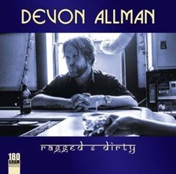 ALLMAN DEVON :  RAGGED & DIRTY (BLUE VINYL)  (RUF)

Il cantautore, chitarrista e tastierista americano, Devon Allman  il figlio del grande bluesrocker Gregg Allman, fondatore dello storico supergroup blues Royal Southern Brotherhood di cui suo figlio  uno dei componenti insieme a Cyril Neville, Bart Walker, Yonrico Scott e Charlie Wooton. Il giovane Allman conobbe il padre quando aveva 15 anni e sapeva gi suonare la chitarra che aveva scelto come strumento preferito. Anche la sua successiva carriera musicale si  sviluppata gradualmente senza interferire con quella del padre, tuttavia, come spesso affermato dallo stesso Devon, non  stato facile per lui allontanarsi dallombra del pi celebre padre. Per Ragged & Dirty, il secondo disco di Allman, il chitarrista ha voluto al suo fianco il pluripremiato percussionista, compositore ed arrangiatore Tom Hambridge, collaboratore di importanti artisti del calibro di Joe Luis Walker e Johnny Winter. In Ragged & Dirty il tipico blues elettrico di Chicago incontra rock e r&b, dando vita a sonorit dal fascino indiscutibile. Affiancato da Felton Crews al basso, Marty Sammon alle tastiere, Giles Cory alla chitarra e naturalmente da Tom Hambridge alla batteria, Allman d il meglio di s mostrando tutta la sua abilit di chitarrista slinger. Con un programma che comprende alcune composizioni firmate da Hambridge, alcuni originali di Allman che dimostrano la sua ormai raggiunta maturit compositiva, un brano scritto da Luther Allison ed una cover di Ten Milion Slaves di Otis Taylor, Ragged & Dirty, proposto in una preziosa versione in vinile blue 180 gr.,  un album che esplora tutto il potenziale artistico del chitarrista e cantautore americano.