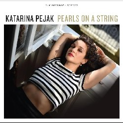 PEJAK KATARINA :  PEARLS ON A STRING  (RUF)

Con Pearls on a String, la cantante, tastierista e cantautrice nata a Belgrado, Katarina Pejak propone la sua terza pubblicazione per casa Ruf Records. Mentre il suo disco di debutto del 2019, Roads That Cross,  stato registrato presso lo studio Marz di Mike Zito, in Texas, le sessioni di questo nuovo progetto sono state realizzate in Francia, dove si  trasferita da diversi anni la musicista il cui marito, Romain Guillot, ha svolto il ruolo di co-produttore e tecnico del suono. Al suo fianco Pejak ha voluto una band di tre elementi, composta dal chitarrista Boris Rosenfeld, dal bassista Sylvain Didou e dal batterista Johan Barrer. Ci sono anche due ospiti speciali: la chitarrista californiana Laura Chavez che si esibisce nella traccia di apertura e Dana Colley, la sassofonista del gruppo rock alternativo Morphine, che fa la sua apparizione nel pezzo jazz intitolato Woman. La tracklist propone 10 brani originali oltre a 2 cover: il classico dei Pink Floyd Money scritto da Roger Waters e Honey Jar della band statunitense The Wood Brothers. Racconta Pejak: La mia versione di Money  stata divertente da registrare perch possiede un tocco ironico e inquietante che, si spera, metter in discussione il messaggio della canzone. E Honey Jar  semplicemente una bellissima canzone che adoro suonare. Per quanto riguarda i temi degli originali scritti dallartista, Pejak sottolinea che si tratta di dire addio al passato, mettere in discussione con gioia lamore e le relazioni e godersi ci che abbiamo. Dopo un periodo in cui abbiamo iniziato a scrivere le nuove canzoni senza riuscire a finirle,  stato come se si fosse rotto un argine: dopo aver ultimato la traccia che d il titolo al disco gli altri brani hanno iniziato semplicemente ad arrivare. Continua Pejak: Ci che distingue questo album dai miei precedenti  che lho prodotto io stessa con il contributo della mia band e di Romain. Ho avuto assoluta libert di arrangiare le canzoni e decidere quale atmosfera mettere al centro di ogni canzone, ma con questa libert  arrivata anche la responsabilit. Questo  il motivo per cui si tratta di un disco molto personale,  un passo in una nuova direzione per me come musicista, ma alcuni suoni familiari sono ancora presenti.