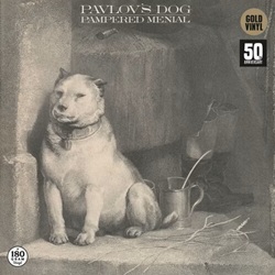 PAVLOV'S DOG :  PAMPERED MENIAL (GOLD VINYL)  (RUF)

Sono passati cinquantanni da quando la formazione Pavlov's Dog ha fatto irruzione sulla fiorente scena progressive rock dei primi anni 70, diventando, grazie alla sua inebriante miscela di rock, musica classica e folk, una vera e propria leggenda del panorama musicale internazinale. La band ha visto molti cambi di formazione e tumulti interni nel corso degli anni, con conseguenti lunghe pause tra le uscite dei vari album. Ma oggi, David Surkamp, ??cantante solista, autore principale e ultimo membro originale rimasto dei Pavlovs Dog, continua a tenere alta la bandiera, accompagnato da un gruppo di eccellenti musicisti che non ha nulla da invidiare ai membri storici della formazione. Questanno, esattamente cinquantanni dopo la registrazione del loro leggendario album di debutto, Pampered Menial, i Pavlovs Dog hanno deciso di ripubblicare lalbum proponendolo in una elegante versione anniversario con vinile dorato 180 gr.. Registrato nel 1974, Pampered Menial  considerato una pietra miliare del genere progressive rock. Prodotto dal team di Murry Krugman e Sandy Pearlman (Blue Oyster Cult), lalbum si apre con Julia, la ballata che ha reso famosa la band. Il disco  composto di nove tracce, la maggior parte delle quali scritte dal cantante David Surkamp che, grazie al suo indiscutibile talento compositivo, ha creato un suono inconfondibile che da sempre contraddistingue la band. La rivista Prog ha definito lalbum unesperienza emozionante, con appassionate ballate folk, psych rock e una drammaticit irresistibile. Pampered Menial si  classificato al 71 posto nella classifica dei 150 migliori album di progressive rock stilata dalla rivista Eclipsed Rock.