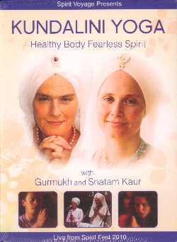 KAUR SNATAM :  DVD / KUNDALINI YOGA - HEALTHY BODY FEARLESS SPIRIT  (SPIRIT VOYAGE)

Ritenuta una delle migliori interpreti di musiche per benessere e rilassamento, Snatam Kaur  ritornata con una nuova, entusiasmante proposta: Kundalini Yoga - Healthy Body Fearless Spirit, un dvd contenente una lezione di kundalini yoga tenuta da Snatam Kaur e dalla famosa yogi Gurmukh, con lo splendido sottofondo musicale creato da Snatam Kaur stessa accompagnata da Guru Ganesha Singh, Ram Dass e Ramesh Kannan. La sessione proposta, tenuta in lingua inglese,  adatta sia ai principianti che ai pi esperti, l'importante  seguire le indicazioni fornite molto chiaramente dalle interpreti ed il risulato  garantito: un corpo sano ed una mente disintossicata dal caos quotidiano. Kundalini Yoga - Healthy Body Fearless Spirit  molto pi di un semplice dvd in quanto non offre le solite sterili registrazioni fatte in studio con il maestro che insegna all'allievo. Il dvd di Snatam Kaur propone la registrazione live della prima festa dello spirito di casa Spirit Voyage che si  tenuta nel settembre 2010, con centinaia di persone intervenute per seguire la lezione della Kaur, oltre ad uno splendido concerto di musica rilassante. Kundalini Yoga - Healthy Body Fearless Spirit  un'ottima soluzione per praticare yoga a casa propria in compagnia di una grande musicista ed esperta yogi come Snatam Kaur, ma soprattutto insieme alle tante persone coinvolte nella produzione che, con la loro energia, hanno contribuito a fare di questo dvd un'esperienza davvero irripetibile.