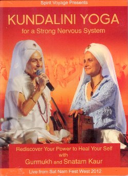 KAUR SNATAM :  DVD / KUNDALINI YOGA - FOR A STRONG NERVOUS SYSTEM  (SPIRIT VOYAGE)

Nel dvd Kundalini Yoga - For a Strong Nervous System, l'esperta yogi Gurmukh e la grande interprete di canto devozionale Snatam Kaur guidano l'ascoltatore nel mistico universo dello yoga. Mentre Gurmukh conduce in inglese una lezione di kriya yoga (sottotitolata in inglese e spagnolo), la voce di Snatam Kaur, accompagnata dalle delicate melodie di Todd Boston, Matthew Schoening, Jason Parmar e Gurushabd Singh, crea un sottofondo ammaliante che induce il rilassamento e la concentrazione. La lezione proposta  focalizzata sulla riattivazione del sistema nervoso centrale, detto Sushmana, ma anche sul riequilibrio dei due emisferi del cervello e dei cinque Tattva, gli elementi del corpo. Il kriya spiegato dalla voce rassicurante di Gurmukh, favorisce la riattivazione della circolazione dell'energia attraverso il sistema nervoso centrale, agevolando in questo modo la creazione di nuove connessioni nei neuroni del cervello. Registrato dal vivo nel 2012 in occasione del terzo festival dello spirito di casa Spirit Voyage, Kundalini Yoga - For a Strong Nervous System offre l'emozionante esperienza di praticare yoga in compagnia di una grande insegnante, di una straordinaria interprete, ma soprattutto insieme alle tante persone che erano presenti al festival, tutto questo non rinunciando alla comodit di casa propria. 