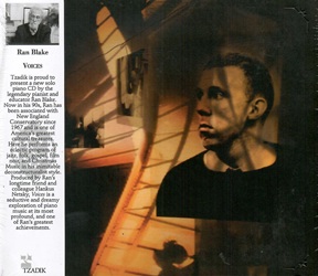 BLAKE RAN :  VOICES  (TZADIK)

Spectrum Series (file under jazz). Ran Blake. Casa Tzadik � orgogliosa di presentare un nuovo album per pianoforte solo del leggendario pianista e insegnante Ran Blake. Ormai novantenne, Ran � legato al New England Conservatory dal 1967 ed � uno dei pi� grandi tesori culturali americani. Qui interpreta un programma eclettico di jazz, folk, gospel, musica noir e natalizia nel suo inimitabile stile decostruttivista. Prodotto dall'amico e collega di lunga data di Ran, Hankus Netsky, �Voices� � un'esplorazione seducente e onirica della musica per pianoforte nella sua forma pi� profonda, e uno dei pi� grandi successi di Ran.
