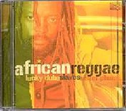 VARIOUS :  AFRICAN REGGAE  (ARC)

mid-price - Il ritmo sincopato jamaicano amato nei cinque continenti affonda le sue radici nella musica dell'Africa occidentale, nei ritmi afro-americani e nel blues: i gruppi africani dedicati al reggae hanno avuto per poca risonanza internazionale fino al concerto di Bob Marley ad Harare nel1980, data storica che segna l'inizio dell'interesse per il reggae africano. Anche se il ragga (la contaminazione rap del reggae) pu contare sull'appoggio dei pi giovani, all'alba del XXI secolo il roots reggae - contrariamente a dub e dance hall style - gode del favore degli estimatori e sta ottenendo nuovi inaspettati successi commerciali. Mentre buona parte del reggae jamaicano  prodotto negli Stati Uniti con sonorit adeguate per il mercato del nord America, il reggae africano mostra una grinta che ricorda i primi ruggiti del leone delle dodici trib e che incanta con le sue sonorit roots radical. African Reggae propone una illuminante panoramica del fenomeno anche dedicando interessanti note biografiche a ciascuno dei gruppi nel libretto allegato; con Lucky Dube, Slaves, O'Yaba, Sister Phumi e System Enemy.