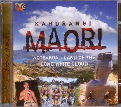 KAHURANGI MAORI :  AOTEAROA - LAND OF THE LONG WHITE CLOUD  (ARC)

mid-price - I Maori sono un popolo polinesiano diffuso principalmente nel nord della Nuova Zelanda. Aotearoa, che significa terra della lunga nuvola bianca,  il nome che i Maori hanno dato alla Nuova Zelanda. L'album di casa Arc Aotearoa - Land of the Long White Cloud propone meravigliose waiata, canzoni maori, interpretate a cappella o con accompagnamento musicale dagli artisti della formazione Kahurangi. Nella cultura maori il canto e la danza sono due aspetti fondamentali della vita e ben rappresentano la forza e l'orgoglio di questo popolo polinesiano. Aotearoa - Land of the Long White Cloud, con un libretto ricco di informazioni e foto sui Maori,  un album che permette di scoprire o riscoprire la colorata bellezza di una cultura di fieri navigatori e guerrieri.