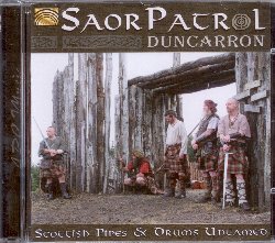 SAOR PATROL :  DUNCARRON - SCOTTISH PIPES & DRUMS UNTAMED  (ARC)

Definiti i 'Motorhead del folk' i Saor Patrol sono noti a livello internazionale per il loro stile che  stato definito rock celtico. Chi ha avuto la fortuna di ascoltare il quartetto scozzese dal vivo non potr dimenticare l'energia che scaturisce dalle sue appassionate interpretazioni, capaci di far rivivere la musica e l'atmosfera dell'antica Scozia ai nostri giorni. Follow up del best seller The Stomp - Scottish Pipes & Drums Untamed, Duncarron - Scottish Pipes & Drums Untamed trasporta l'ascoltatore a Duncarron, ricostruzione di un villaggio medievale fortificato ad opera dell'organizzazione 'Clanranald Trust for Scotland' di cui i Saor Patrol sono membri. Con il ritmo battente delle percussioni e l'indomito potere delle cornamuse, Duncarron - Scottish Pipes & Drums Untamed ricorda le lunghe barbe rosse sfoggiate nel celebre film Braveheart, a cui si aggiunge per un tocco di novit che denota come questo album segni un eccitante nuovo capitolo nell'evoluzione del genere folk. L'album  dotato di un libretto con interessanti informazioni sul gruppo ed i brani presentati.