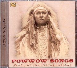 VARIOUS :  POWWOW SONGS - MUSIC OF THE PLAINS INDIANS  (ARC)

mid-price - Powwow Songs - Music of the Plains Indians presenta la musica cerimoniale e sociale degli Indiani nativi della zona delle Grandi Pianure nordamericane. L'album di casa Arc propone le registrazioni live del Kihekah Steh Powwow tenutosi a Skiatook in Oklahoma che catturano l'atmosfera di questi raduno intertribale fatto di danze e musiche percussive. Sono presenti rappresentanti delle nazioni Pawnee, Ponca, Quapaw, Osage e Kiowa dalle pianure meridionali e delle trib Sioux, Hidatsa ed Arapaho da quelle settentrionali. Powwow Songs - Music of the Plains Indians  arricchito da un libretto con interessanti informazioni sui brani curate da Charlotte Heth, appartenente alla nazione Cherokee dell'Oklahoma, professoressa associata di musica e direttrice del centro californiano di studi sugli Indiani d'America.