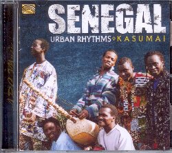 KASUMAI :  SENEGAL - URBAN RHYTHMS  (ARC)

mid-price - La formazione senegalese Kusumai ama miscelare la millenaria tradizione musicale del proprio paese con le sonorit del terzo millennio, creando melodie costruite sui ritmi tradizionali che incorporano il fascino di Casamance, nel Senegal. I Kasumai (un saluto che significa 'pace con te') propongono un'affascinante alchimia musicale che, con la tradizionale arpa a 21 corde chiamata kora ed i vibranti ed energici ritmi delle percussioni (djemb, sabar, chol e serruba) riflette la tradizione di alcune delle tante etnie senegalesi, ma che, con l'aggiunta di chitarra, percussioni elettroniche e tastiere diventano dance grooves che rendono infuocate le dancehall delle citt senegalesi. Con il loro album Senegal - Urban Rhythms, i Kasumai dimostrano di essere una delle band pi interessanti del ricco panorama musicale locale. Senegal - Urban Rhythms  dotato di un libretto con interessanti informazioni sul gruppo e la strumentazione utilizzata.