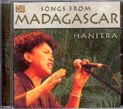 HANITRA :  SONGS FROM MADAGASCAR  (ARC)

mid-price - Hanitra Ranaivo, nata in Madagascar nel 1962,  la cantante pi amata del proprio paese, un'interprete che  per stata capace di varcare i confini della sua isola tanto da imporsi nella Top 40 della classifica americana dedicata alla musica africana e da essere eletta migliore artista dell'anno al Jazz and World Music Festival di Vannes, Francia, nel 2000. Al culmine della sua carriera, insieme al gruppo Lolo Sy Ny Tarin al quale si un nel 1979, Hanitra si trasfer in Francia dove rimase a suonare per anni, lasciando milioni di giovani in patria in attesa di nuove uscite. Nel 1997 Hanitra ritorn a sorpresa in Madagascar, ottenendo un entusiasmante riscontro da parte di critica e pubblico che la convinse a registrare il suo primo album da solista nel 1998. Songs from Madagascar propone il repertorio di Hanitra che spazia tra tradizionale e moderno, in un'unione indissolubile che lega il passato, presente e futuro musicale dell'isola delle spezie. Con la voce profonda e sensuale di Hanitra Songs from Madagascar trasporta l'ascoltatore in un viaggio alla scoperta delle radici dell'isola africana, una terra di armonia, sole e bellezza.