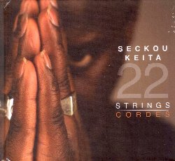 KEITA SECKOU :  22 STRINGS  (ARC)

Nato nel Senegal meridionale nel 1977, Seckou Keita  fra i pochi giovani artisti africani che hanno saputo raccogliere un vasto successo internazionale: con la sua unica miscela di ritmo e melodia, l'artista senegalese  forse l'unico interprete di kora, arpa tipica dell'Africa occidentale, capace di far ballare chi ascolta i suoi concerti. Seckou appartiene alla famiglia Keita, la famiglia dei re del Mali, ed il suo status sociale non gli avrebbe permesso di diventare jali (i griot, cantastorie del Mali e del Senegal), ma fu allevato dalla famiglia della madre, i Cissokho, famosissimi griot senegalesi: a sette anni suonava gi insieme al suo famoso zio griot Solo Cissokho, a 12 anni aveva gi formato il suo primo gruppo, nel 1996 inizi ad essere conosciuto a livello internazionale e molti artisti come Salif Keita, Yossou N'Dour e Miriam Makeba lo volevano al proprio fianco. Dopo il Grammy ottenuto insieme all'arpista gallese Catrin Finch, lo straordinario musicista senegalese presenta 22 Strings, il suo nuovo album in cui analizza cosa significhi essere un moderno cittadino globale con sette secoli di tradizione e patrimonio culturale alle spalle. 22 Strings fa conoscere al pubblico la kora nella sua veste pi pura, uno strumento meraviglioso capace sia di lenire la voglia di sangue dei guerrieri che di ricondurre lo spirito umano in un luogo di meditazione, pace e bellezza.