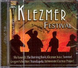 VARIOUS :  KLEZMER FESTIVAL  (ARC)

mid-price - Klezmer Festival  un album travolgente che offre un'ampia selezione di musica klezmer interpretata da eccellenti formazioni provenienti da Canada, Polonia, Germania, America, Regno Unito e Svezia. Klezmer Festival  un colorato caleidoscopio di stili che dall'etnica si spostano verso il jazz, regalando all'ascoltatore melodie caratterizzate da un fascino inafferrabile, una sorta di esuberanza malinconica allo stesso tempo felice e triste. Tra i gruppi che accompagneranno l'ascoltatore in questo imprevedibile viaggio nei ritmi klezmer ci sono She'Koyokh, The Burning Bush, Klezmer Juice, Tummel, Gregori Schechter, Transkapela, Rubinstein Klezmer Project e tanti altri ancora!