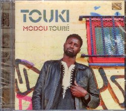 TOURE' MODOU :  TOUKI  (ARC)

Erede del leggendario gruppo senegalese Tour Kunda, la prima formazione africana ad aver raggiunto la fama internazionale negli anni '90, Modou  nato circondato nella musica: suo padre, da cui ha ereditato una splendida voce,  il famoso cantante Ousmane Tour. Nel corso degli anni Modou si  costruito uno stile personale basato su una ripresa fresca ed originale della musica popolare dell'Africa occidentale. Touki, il primo progetto di Tour pensato insieme all'eccellente percussionista Papis Diongue,  un disco caratterizzato da ritmi afrobeat, pop-rock e funk. Le undici tracce proposte dal cantante, tutti suoi originali, costituiscono un'avventura musicale moderna e rappresentano lo splendido ed armonioso incontro tra l'Africa e l'Occidente. Con le note di chitarra elettrica ed acustica, basso, organo Hammond, tromba, trombone, sax ed i ritmi coinvolgenti delle percussioni che accompagnano la voce potente e sublime di Modou Tour, Touki  un album energizzante dal gusto moderno che si presta ad essere la perfetta colonna sonora per una rilassante e divertente serata tra amici. L'album  accompagnato da un libretto con interessanti informazioni sul cantante ed un suo breve commento a ciascun brano proposto.