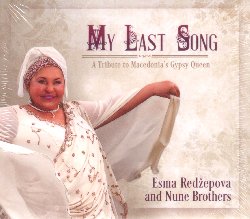 REDZEPOVA ESMA AND NUNE BROTHERS :  MY LAST SONG - A TRIBUTE TO MACEDONIA'S GYPSY QUEEN  (ARC)

I Nune Brothers iniziarono la registrazione di My Last Song - A Tribute to Macedonia's Gypsy Queen con Esma Redzepova (1943-2016), la regina della musica gypsy, poco prima che lei morisse. Il disco propone le ultime canzoni registrate dalla grande artista macedone-rumena, brani che sono un suggestivo mix di jazz, reggae, swing, salsa e samba, tutto contaminato da sonorità balcaniche provenienti da Macedonia, Bulgaria, Serbia e Romania. Il suo straordinario virtuosismo vocale ha permesso ad Esma Redzepova di raggiungere livelli interpretativi di grande livello: la regina della musica tzigana ha tenuto nella sua carriera più di 8000 concerti in oltre 30 paesi al mondo. Alla musica ha sempre affiancato un'intenso impegno a favore del suo popolo non solo come ambasciatrice culturale, ma anche con attività concrete ad esempio raccogliendo attorno a sé ragazzi bisognosi o abbandonati e dando loro un futuro. Esma Redzepova ha inciso più di 500 opere, è presente in film e video famosissimi ed è stata candidata da un lungo elenco di organizzazioni internazionali al premio Nobel per la pace del 2002. My Last Song - A Tribute to Macedonia's Gypsy Queen è uno splendido tributo ad un'artista davvero indimenticabile.