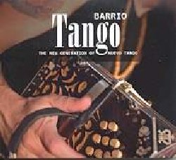 VARIOUS :  BARRIO TANGO  (GALILEO)

Il tango non  solo una forma d'arte tradizionale che ha profondamente segnato la storia del Novecento, ma  anche lo strumento espressivo di una nuova generazione di musicisti. Come forse nessun altro stile musicale, il tango si  radicalmente trasformato negli ultimi decenni fondendosi con sempre nuovi contesti musicali e culturali. Ha dimostrato cos un'incredibile versatilit e modernit, senza perdere la sua profondit e il suo fascino. Questa compilation dal titolo Barrio Tango vuole essere un compendio fedele del cosiddetto tango nuevo. Astor Piazzolla  considerato il padre di questo genere, ma la sua eredit  stata portata avanti nei modi pi vari. Troviamo quindi in questa raccolta non solo l'elettronica d'avanguardia combinata con il jazz e ritmi tradizionali (Tango Crash, Tango Siempre), ma anche il tango ballabile di Otros Aires e il ritorno alle origini, cio alla strada, di Acho Estol e del suo gruppo La Chicana.