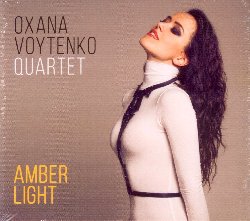 VOYTENKO OXANA :  AMBER LIGHT  (GALILEO)

Un suono che assomiglia all'ambra: leggero e sfumato, corposo e traslucente che irradia una luce calda ed intensa e che sottolinea i contorni, senza per enfatizzare ogni dettaglio, ogni particolare del tessuto musicale. Questo e molto altro  Amber Light, album di debutto di Oxana Voytenko, una giovane ed espressiva vocalista jazz russa che da molti anni vive ad Hannover, Germania. Come si pu notare ascoltando Amber Light, la talentuosa cantante e compositrice ha gi deciso di percorrere la propria strada artistica in grande libert con la creazione di uno stile unico che fonde jazz e bebop e tutte le loro varie declinazioni con interessanti suggestioni pop, soul, latine ed avanguardistiche. L'album di Oxana Voytenko, formato da tutti originali dell'artista dedicati alla sua terra d'origine, la regione russa di Kaliningrad, propone raffinate melodie e profondi testi metaforici che si alternano e si fondono con libere improvvisazioni. Accompagnata da Vadim Neselovskyi (piano, melodica), Christian Finger (batteria) e Alex Morsey (contrabbasso) in Amber Light Oxana Voytenko dimostra di essere un'artista capace di regalare all'ascoltatore grandi emozioni.