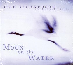 RICHARDSON STAN :  MOON ON THE WATER  (SOUNDS TRUE)

Qual' il suono della luna sull'acqua? E' una musica fatta di immobilit assoluta e di grande spaziosit, che rappresenta perfettamente il S che si rispecchia nell'Universo cos come l'Universo si rispecchia nel S. Non esiste strumento pi fine per catturare questa musica zen del flauto in bamb shakuhachi, lo strumento a cui Stan Richardson ha dedicato la sua intera vita. Con Moon on the Water Richardson propone una lunga esperienza musicale che si divide in due preziosi cd. Nel primo album si possono apprezzare le pure sonorit del solo shakuhachi, cos come  stato suonato per secoli. Nel secondo disco invece Stan Richardson fonde i suoni della natura registrati durante i suoi viaggi attraverso la campagna giapponese come il rumore dell'acqua, il canto delle gru o il vento sulle onde, insieme alle melodie del suo flauto. Puro ed elegante, Moon on the Water richiama lo spirito zen ed  per questo l'accompagnamento perfetto per praticare yoga e bodywork, ma anche per tutti quei momenti che vogliamo dedicare al rilassamento ed alla contemplazione.