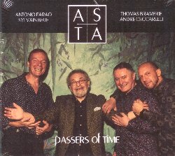 ASTA :  PASSERS OF TIME  (BONSAI)

Più di vent'anni dopo il loro album West Side Story, André Ceccarelli ha proposto ai suoi amici e complici Sylvain Beuf, Thomas Bramerie e Antonio Faraò di riunirsi di nuovo per registrare Passers of Time, il primo album del loro nuovo Quartet che si chiama ormai Asta. André Ceccarelli: Questa è proprio una band, non è più solo l'André Ceccarelli Quartet, è Asta. E un po' come se ci fossimo sposati, poi divorziati e alla fine pensi mia moglie è mia moglie e lo sarà per sempre, e quindi ci siamo risposati!. Sylvain Beuf: Per me è semplicemente il migliore quartetto con cui ho avuto il piacere di suonare. E' come se i membri di una famiglia si fossero ritrovati dopo un lungo viaggio che li ha separati. Ci siamo ritrovati con approcci leggermente diversi, ma anche con tante cose in comune che avevamo già condiviso vent'anni fa. Thomas Bramerie: Asta, il nome della band che abbiamo scelto, in realtà è l'acronimo dei nostri primi nomi. È stata un'idea di André suonare di nuovo insieme, però voleva che il gruppo si chiamasse in modo diverso e ognuno di noi ha contribuito a scrivere nuove composizioni.  Antonio Faraò: L'idea era di riunirsi di nuovo dopo 25 anni di silenzio e di far rinascere questo quartetto che secondo me ha un suono incredibile.