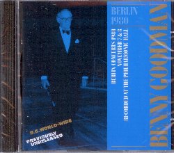 GOODMAN BENNY :  BERLIN 1980  (TCB - MONTREUX JAZZ)

Swing Era - Berlin 1980  la registrazione live dei concerti tenuti da Benny Goodman al Berliner Philharmonic Hall, in Germania, il 7 e 8 novembre del 1980, evento organizzato dal Berliner Festspiele in onore dell'allora cancelliere Helmut Schmidt, presente allo spettacolo del giorno 7. Benny Goodman, solitamente abituato a suonare in trio con solo pianoforte e batteria ad accompagnare il suo clarinetto, si trova in questa occasione con una formazione pi grande che comprende la chitarra dell'austriaco Harry Pepl, il basso del tedesco Peter Witte, il pianoforte di Don Haas e la batteria di Charly Antolini. Pur avendo avuto poco tempo per le prove, il quintetto raggiunge un ottimo affiatamento, come dimostrano le splendide interpretazioni dei 14 brani presentati tra cui Lady Be Good, la ballata Here's That Rainy Day, If I Had You, Avalon, Poor Butterfly e molti altri ancora, il tutto arricchito dagli assolo dei musicisti che di volta in volta infiammano il pubblico. Un concerto memorabile.