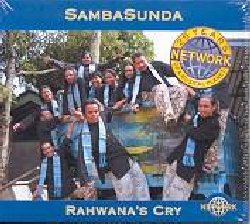 SAMBASUNDA :  RAHWANA'S CRY  (NETWORK)

A Bandung, la capitale della regione giavanese di Sunda,  nato un nuovo e scintillante sound che dopo aver stupito l'oriente  ora pronto a conquistare l'occidente: un gamelan come non si  mai sentito che crea ritmi trance e melodie magnetiche. I 17 elementi della formazione dei SambaSunda miscelano la tradizione musicale di Sunda con una visione globale, facendo interagire tra loro strumenti che difficilmente si possono immaginare come parte di un gamelan: l'oboe di Sumatra risponde al violino occidentale, i gong e le altre percussioni metalliche tipiche della tradizione orientale vanno a bracetto con djemb africano e timbales sudamericane. Aggiungi un dulcimer pizzicato ed il flauto di bamb ma, soprattutto, la voce mozzafiato della cantante Rita Tila ed otterrai i capolavori musicali di Rahwana's Cry: un esperimento ruvido, quasi selvaggio, che va ben al di l del facile concetto di 'fusion' come ci viene regolarmente presentato dai vari nuovi progetti indo-afro-celto-nippo-andini... I SambaSunda - la vera rivelazione musicale del panorama world music del 2005 - hanno uno stile distintivo, sonorit chiare e un ritmo capace di coinvolgere profondamente. Un album da non lasciarsi sfuggire.