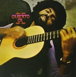 GIL GILBERTO :  GILBERTO GIL (TRANSPARENT BEER VINYL)  (VINYL LOVERS)

Gilberto Gil fonde con disinvoltura la bossa nova tradizionale con un tocco contemporaneo, creando un suono tanto innovativo quanto senza tempo. Fin dalle prime batture di �Gilberto Gil� le chitarre ritmiche e la voce vellutata trasportano l�ascoltatore nelle vibranti strade di Rio de Janeiro. I testi di Gil sono poetici e introspettivi, e i suoi messaggi di impegno sociale sono trasmessi con una sincerit� potente e commovente. La produzione di questo album � di altissimo livello, con ogni strumento che risplende nel mix. Gli arrangiamenti sontuosi e i ritmi intricati creano un ricco arazzo sonoro, un piacere da ascoltare dall�inizio alla fine. Nel complesso, l�album omonimo di Gilberto Gil � un capolavoro della musica brasiliana che merita un posto nella collezione di ogni appassionato. Che siate fan di lunga data o che vi stiate avvicinando per la prima volta alla sua opera, questo disco conquister� sicuramente il vostro cuore e vi lascer� con la voglia di ascoltarne ancora.