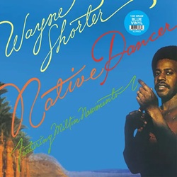 SHORTER WAYNE / NASCIMENTO MILTON :  NATIVE DANCER (BLUE VINYL)  (VINYL LOVERS)

�Native Dancer� di Wayne Shorter e Milton Nascimento � un viaggio fantastico in un paese delle meraviglie musicale, dove il jazz incontra i ritmi brasiliani in una collisione di suoni che vi lascer� con un sorriso stampato in faccia. La maestria di Shorter al sassofono � qui pienamente evidente, librandosi e intrecciandosi tra le intricate melodie con la precisione di un virtuoso. Ogni nota � una pennellata su una tela vibrante che crea un paesaggio sonoro tanto ricco quanto accattivante. L�album si apre con il ritmo contagioso di �Ponta de Areia� che definisce il tono di ci� che seguir�. La collaborazione di Shorter con il brasiliano Milton Nascimento � a dir poco geniale, poich� le loro voci si fondono alla perfezione creando un�armoniosa combinazione di culture e stili musicali. Brani come �Miracle of the Fishes� e �Beauty and the Beast� dimostrano la capacit� di Shorter di creare musica complessa e accessibile allo stesso tempo, che vi cattura con la sua pura bellezza e il suo fascino. �Native Dancer� � un vero capolavoro, una testimonianza della sconfinata creativit� e del talento di Shorter, una gioia da ascoltare, una celebrazione della vita e della musica che vi lascer� con la voglia di sognare.