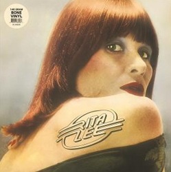 LEE RITA :  RITA LEE (BONE VINYL)  (VINYL LOVERS)

L�album omonimo della cantante, musicista, attrice, ballerina, scrittrice e conduttrice televisiva brasiliana Rita Lee � un delizioso viaggio nella mente eclettica di una delle musiciste pi� iconiche del Brasile. Con una carriera che abbraccia oltre cinque decenni, Lee fonde con disinvoltura influenze rock, pop e psichedeliche in un cocktail sonoro tanto inebriante quanto contagioso. Dalla traccia d'apertura �Chega Mais� alle note conclusive di �Arrombou A Festa II�, l�atteggiamento irriverente di Lee traspare in ogni canzone. La sua voce inconfondibile si libra su melodie orecchiabili e linee di basso groovy, creando un suono unico e inimitabile. Tra i brani pi� significativi spicca �Mania De Voce� che mette in luce tutta la versatilit� di Lee come cantautrice e interprete. I testi dell'album sono eclettici e stimolanti, toccando temi come l�amore, il desiderio e la ribellione.