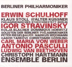 VARIOUS :  BERLINER PHILARMONIKER KLASSIK AUS BERLIN!  (PHIL.HARMONIE)

Casa Phil.Harmonie propone un bel cofanetto composto da tre volumi in cui si possono ascoltare le interpretazioni di alcuni dei migliori musicisti classici berlinesi del momento. Il primo disco, Bruckenbauer in die Neue Zeit,  interpretato dalla formazione Philharmonisches Streichsextett Berlin e propone alcune composizioni di Erwin Schulhoff (1894-1942), uno dei pi versatili e creativi compositori del secolo precedente che nel corso della sua breve vita ha scritto pi di 200 opere. Le composizioni selezionate da casa Phil.Harmonie sono state composte durante gli anni '20, quando la carriera del maestro era al suo apice e mostrano la ricca tavolozza musicale ed espressiva di cui Schulhoff si avvaleva. Il secondo volume del cofanetto, Die Geschichte vom Soldaten, propone l'interpretazione della formazione Solisten der Berliner Philharmoniker dell'omonima opera di Igor Strawinsky (1882-1971) ispirata ad una favola russa popolare e rielaborata con il librettista Charles Ferdinand Ramuz. Gli elementi dominanti sono ritmici ed utilizzano marce, tango, waltz e ragtime. La versione presentata  stata creata e narrata da Dominique Horwitz a partire dall'adattamento dal tedesco di Hans Reinhart. Il terzo ed ultimo volume del cofanetto, Virtuoso, ha come protagonisti i musicisti dell'ensemble Berlin, impegnati nell'interpretazione di splendidi brani di Carl Maria von Weber (1786-1826), Antonio Pasculli (1842-1924) e di Ludwig van Beethoven (1770-1827). Berliner Philharmoniker Klassik aus Berlin!  uno scrigno che custodisce parte del grande patrimonio musicale di una citt che da sempre ospita eccellenti musicisti.