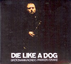 BROTZMANN PETER / KONDO TOSHINORI / PARKER WILLIAM / DRAKE HAMID :  DIE LIKE A DOG  (JAZZWERKSTATT)

Nel 1993, Peter Brtzmann lanci il suo quartetto Die Like a Dog per rendere omaggio alla breve e turbolenta vita di Albert Ayler, innovativo sassofonista americano che fece parte della prima corrente del free jazz degli anni '60. Insieme al sassofono di Brtzmann, la tromba del giapponese Toshinori Kondo, il basso di William Parker e la batteria di Hamid Drake disegnano un affascinante ritratto sonoro di Albert Ayler. In questo grandioso quartetto il ruolo del leader Peter Brtzmann  fondamentale: lui dirige senza mai dominare gli altri musicisti che suonano insieme senza competizione, creando una musica che ha un carattere straordinariamente forte grazie alle tante tecniche usate. Le regole in questo gioco non vengono discusse, ciascun membro pu richiedere tutta la libert di cui ha bisogno, ma c' anche tanto dare, tanta generosit, c' interazione e reciproco contributo. L'interazione dei quattro musicisti  raffinata,  piena di luci ed ombre e nasce da una profonda conoscenza del suono e di come rendere un piccolo gesto estremamente potente. A rendere il quadruplo Die Like a Dog un'opera davvero unica  inoltre l'ottima qualit audio che aiuta l'ascoltatore ad apprezzare le mille sfumature della musica di questo eccellente quartetto.