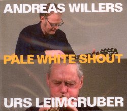 WILLERS ANDREAS / LEIMGRUBER URS :  PALE WHITE SHOUT  (JAZZWERKSTATT)

Un tintinnio, uno stridolio, un fischio, rumori che si formano lentamente, che si fanno pi forti, che aumentano ritmicamente ed amplificano lo spazio, fino a quando appaiono suoni pi familiari come le note di una chitarra e quelle di un sax: questo vortice di rumori che diventa musica  Pale White Shout. Leccellente musicista tedesco Andreas Willers con la sua chitarra elettrica e lo svizzero Urs Leimgruber al sax alto e tenore si muovono con attenzione luno verso laltro, si ascoltano a vicenda, si aspettano e si rincorrono, dando vita ad un gioco a due davvero interessante che prevede anche lutilizzo di strumenti non convenzionali che rendono il tutto pi imprevedibile. Pale White Shout  un puzzle di fragili ed inaspettate forme, una poema sonoro che scaturisce dal fortunato incontro musicale tra Willers e Leimgruber. Coloro che amano la musica non convenzionale saranno sicuramente molto colpiti dal nuovo album proposto dalla tedesca Jazzwerkstatt.