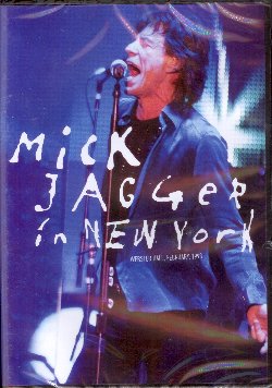 JAGGER MICK :  DVD / IN NEW YORK  (WOODSTOCK TAPES)

Negli anni '80, nonostante il grande successo con i Rolling Stones, Mick Jagger intraprende una carriera da solista. Nel 1985 esce She's the Boss, due anni pi tardi viene pubblicato Primitive Cool e nel 1993 arriva Wandering Spirit, il migliore dei tre, accompagnato anche da un tour che riscuote un notevole successo. Il dvd In New York propone la registrazione live del concerto che Jagger ha tenuto il 9 febbraio del 1993 alla Webster Hall di New York. Mick Jagger canta con delicatezza e raffinatezza, dimostrando ancora una volta di essere uno straordinario pittore di indimenticabili paesaggi rock'n'roll. Muovendosi tra temi come il desiderio, l'amore e la ribellione, Jagger sul palco  talmente sicuro di s, sofisticato ed autoironico che lo spettatore non pu sfuggire al suo irresistibile fascino magnetico. In New York offre la possibilit di vedere ed ascoltare Mick Jagger senza gli Stones, con un'ottima band di supporto, in un concerto che dall'inizio alla fine  intenso e coinvolgente.