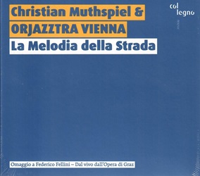 MUTHSPIEL CHRISTIAN & ORJAZZTRA VIENNA :  LA MELODIA DELLA STRADA  (COL-LEGNO)

La Melodia della Strada di Christian Muthspiel e della formazione Orjazztra Vienna  uno splendido omaggio musicale al regista Federico Fellini, opera che  stata composta come colonna sonora per il festival La Strada di Graz, in Austria. Il visionario  lunico vero realista, diceva Fellini, e questo limbo tra realt e visione  il luogo in cui prende vita la musica di questo suggestivo disco. Dotato di unimpalpabile leggerezza e melodioso dallinizio alla fine, La Melodia della Strada, ricorda vagamente le melodie di Nino Rota in alcune sue parti. I grandi ensemble jazz sono ormai molto rari: per contrastare questa deplorevole tendenza, il compositore e trombonista austriaco Christian Muthspiel ha fondato nel 2019 la sua Orjazztra Vienna, orchestra di 17 elementi che riunisce alcuni dei migliori musicisti della scena creativa austriaca. Con una doppia sezione ritmica (due bassi, due tamburi), un pianoforte, una sezione di legni composta da sei elementi pi tre trombe e tre tromboni, la poderosa Orjazztra Vienna, guidata da Muthspiel, interpreta in modo sublime il proprio sentito omaggio al grande maestro Federico Fellini. La Melodia della Strada  pura musica per il grande schermo!